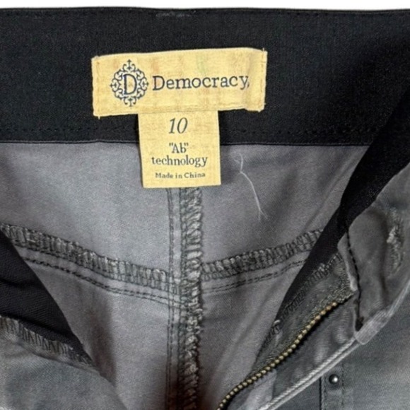 DEMOCRACY Women's High Rise Ankle Length Camo Studded Pants, Black Camo, Size 10 - Picture 8 of 10